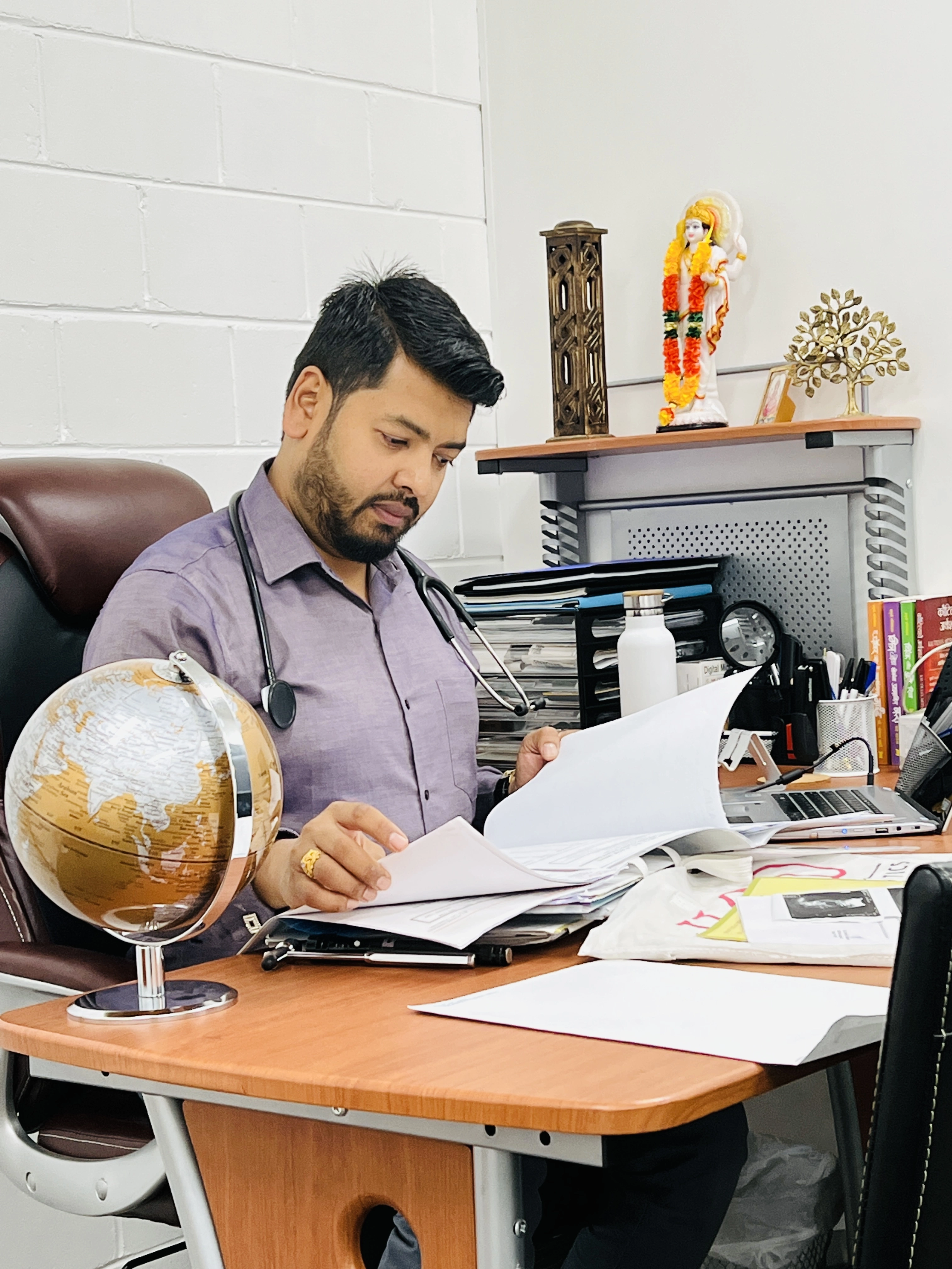 Dr. Kushagra Bendale practicing Ayurveda